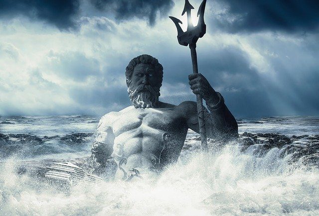 Imagem de Poseidon no meio do mar, erguendo seu tridente