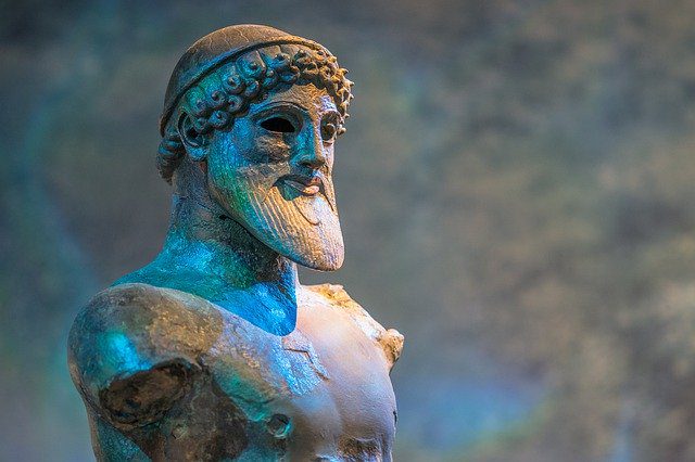 Busto grego de homem barbudo