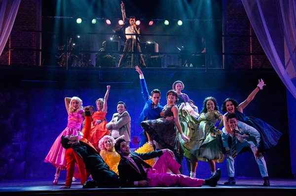 “Grease, o Musical” revive os anos 50 no palco do Teatro Claro